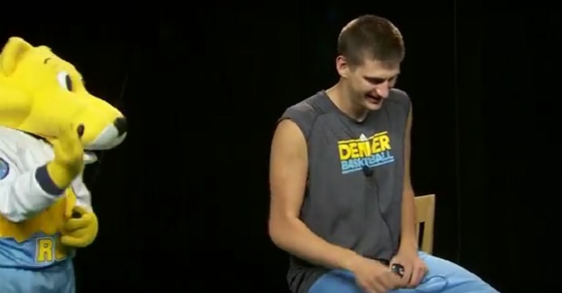 Јокићева реакција на шалу за Ноћ вештица:  Иди бре у ... (ВИДЕО)